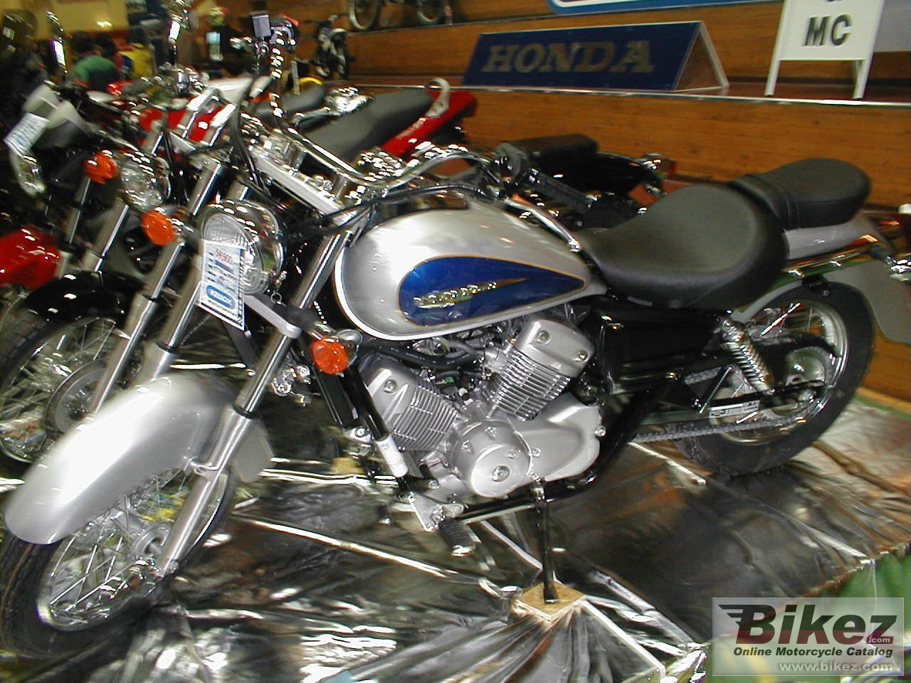 Big  Bikez.com. vt 125 c shadow picture and wallpaper from Bikez.com